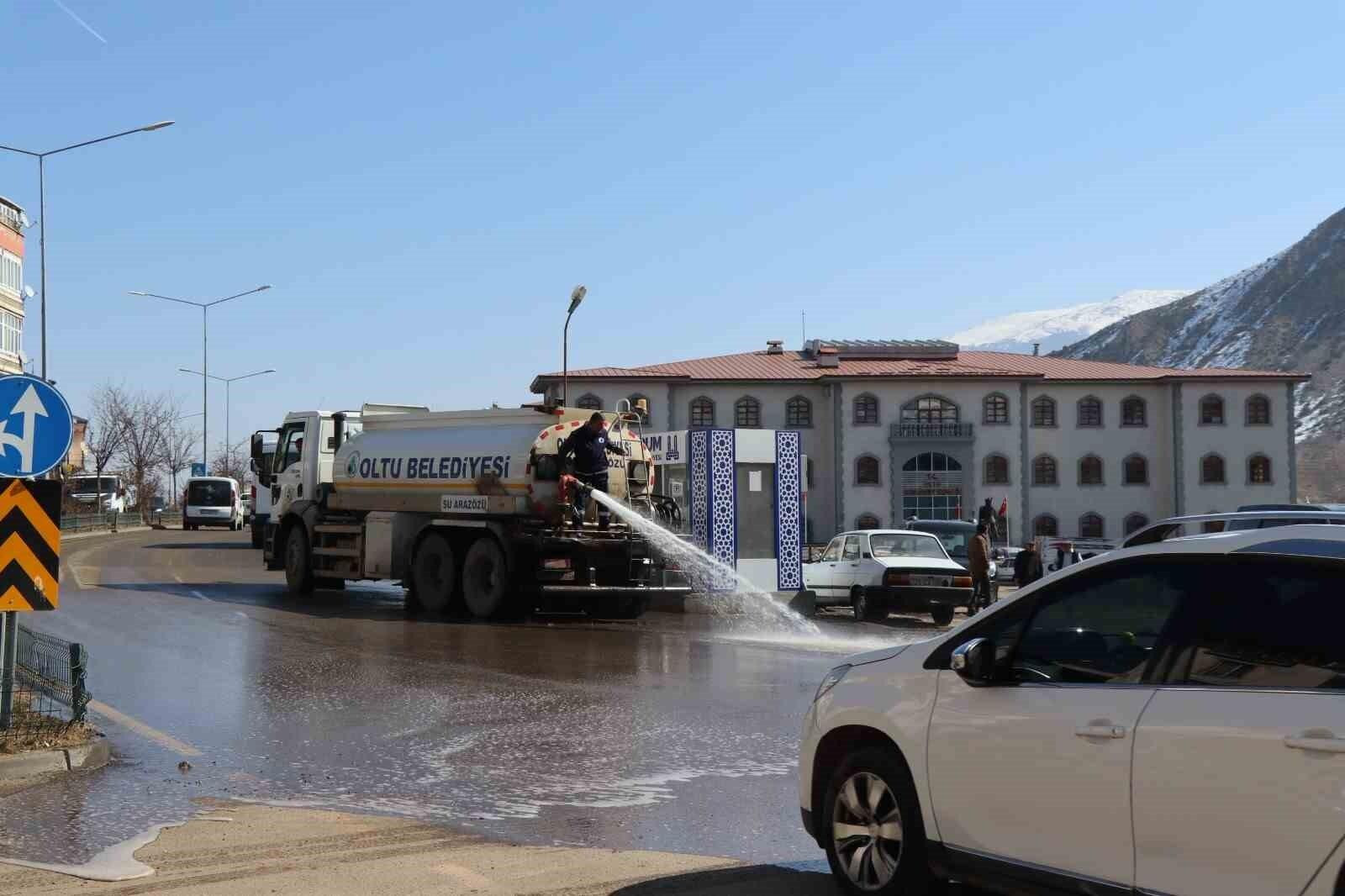 Oltu Belediyesi Baharın Gelmesiyle Caddelerde Kapsamlı Temizlik Başlattı