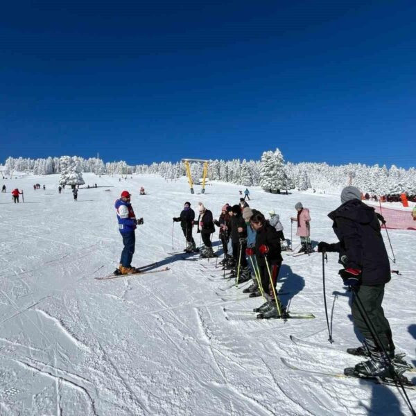 Osmangazi Belediyesi'nin kayak projesinde çocukların kayak yaparken mutlu bir anı-5