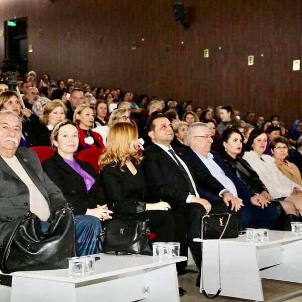 Oyun izleyen Edremit halkının mutlu ve heyecanlı bir anı-4