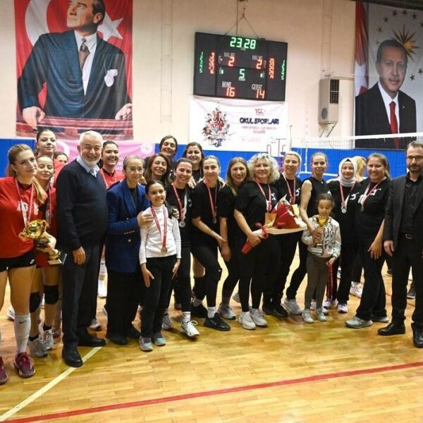 Parla voleybol takımı şampiyonluk kupasını kaldırıyor-2