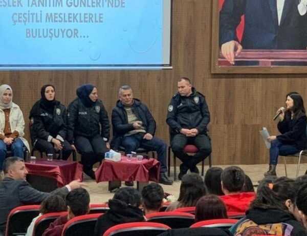 Polis memurları Mehmetçik Ortaokulu öğrencilerine mesleklerini tanıttı-2