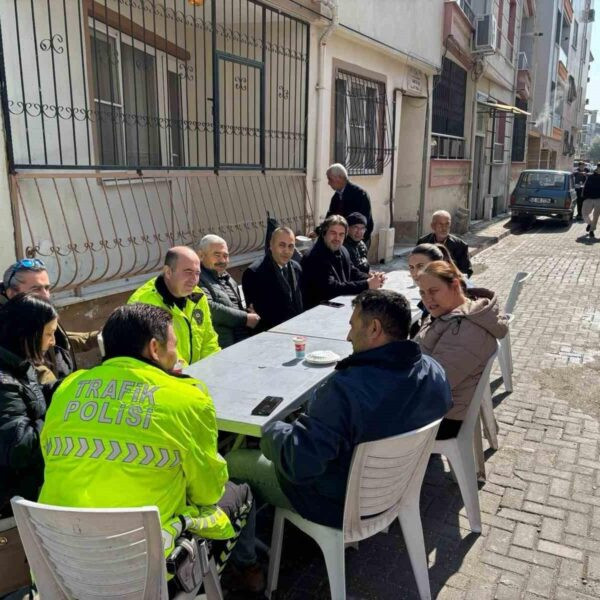 Polis memuru Sema Akınlı'nın anma programında ailesi ve vatandaşlar yer alıyor.-2