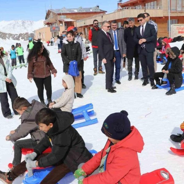 Prof. Dr. Cihad Demirli, Mergabütan Kayak Merkezi'nde kayak eğitimi alan öğrencilere katılıyor-2