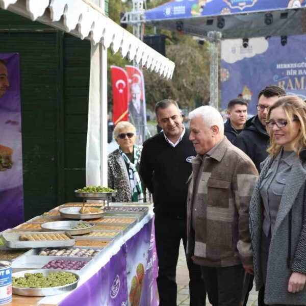 Ramazan Meydanları'nda vatandaşlarla sohbet eden Bursa Büyükşehir Belediye Başkanı Mustafa Bozbey-4