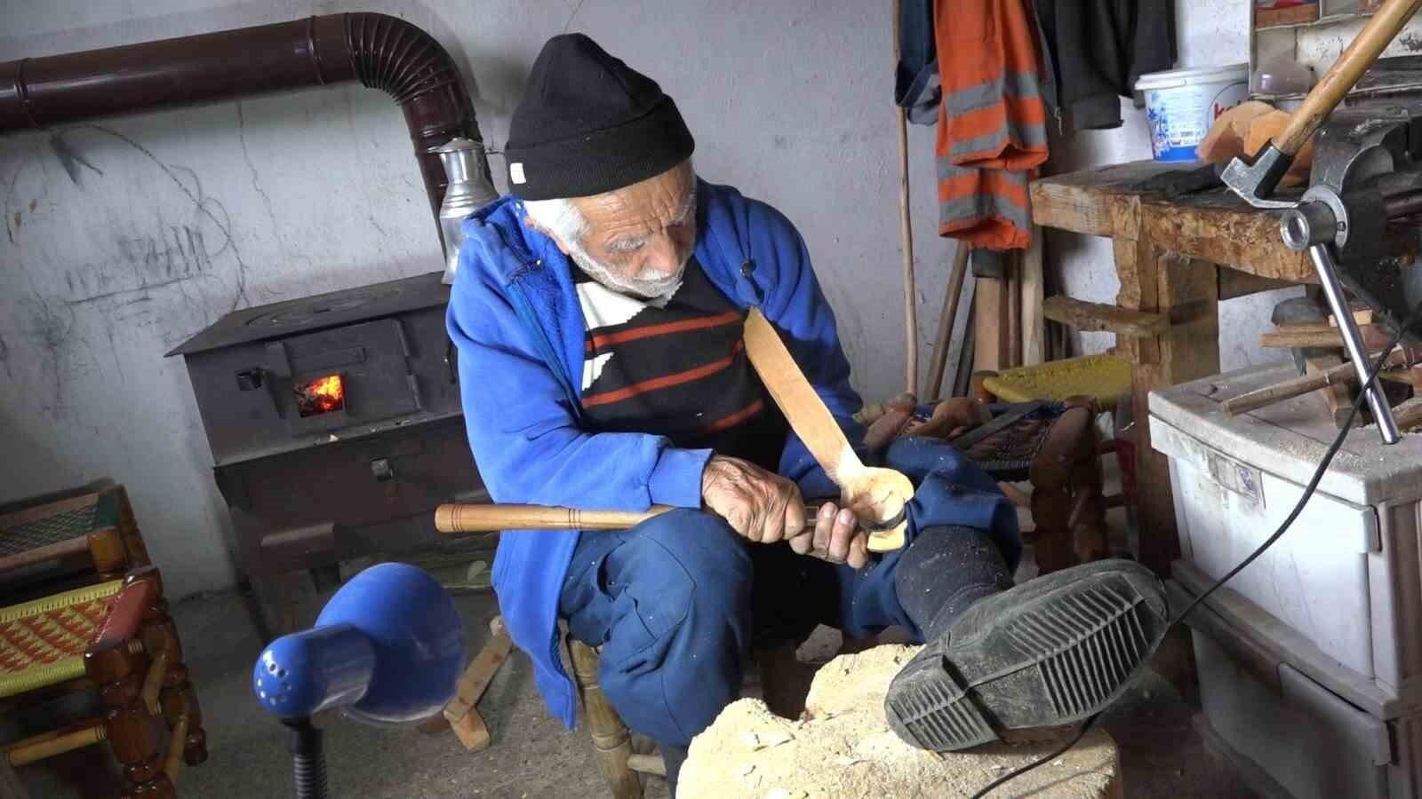 Rize’nin Fındıklı’sında 91 Yaşındaki Kaşık Ustası Mustafa Ceyran Unutulmaya Yüz Tutmuş Mesleğini Sürdürüyor