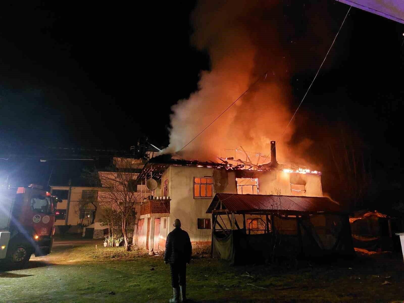 Sakarya’nın Akyazı’nda Alev Topuna Dönen İki Katlı Evde Yangın