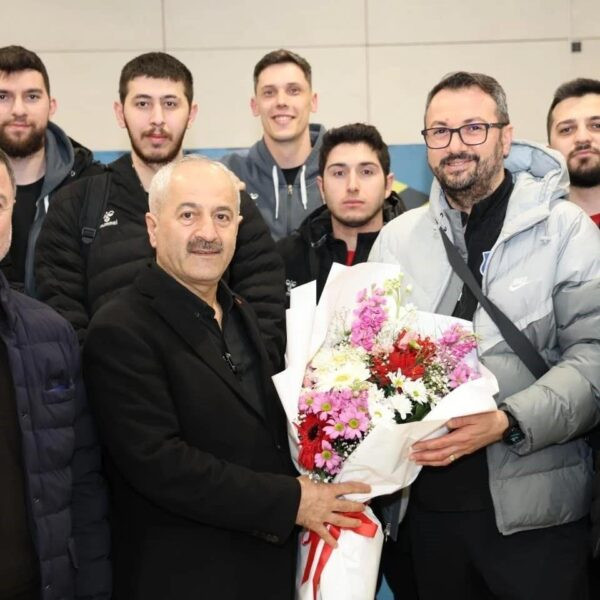 Şampiyon voleybol takımı, Sabiha Gökçen Havalimanı'nda çiçeklerle karşılanır.-2