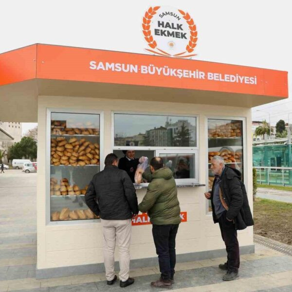 Samsun'da halk ekmek satış noktalarında vatandaşlar ekmek alıyor.-1