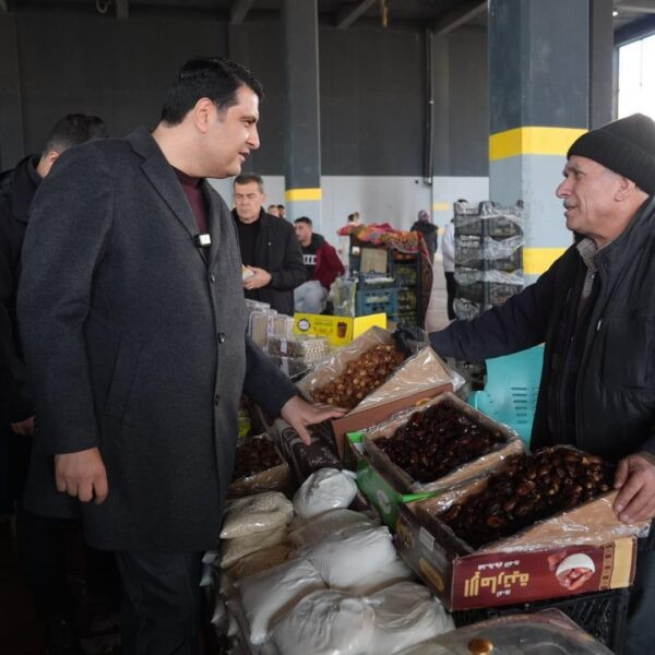 Şehitkamil Belediye Başkanı Umut Yılmaz pazarda fiyat denetimi yapıyor.-2