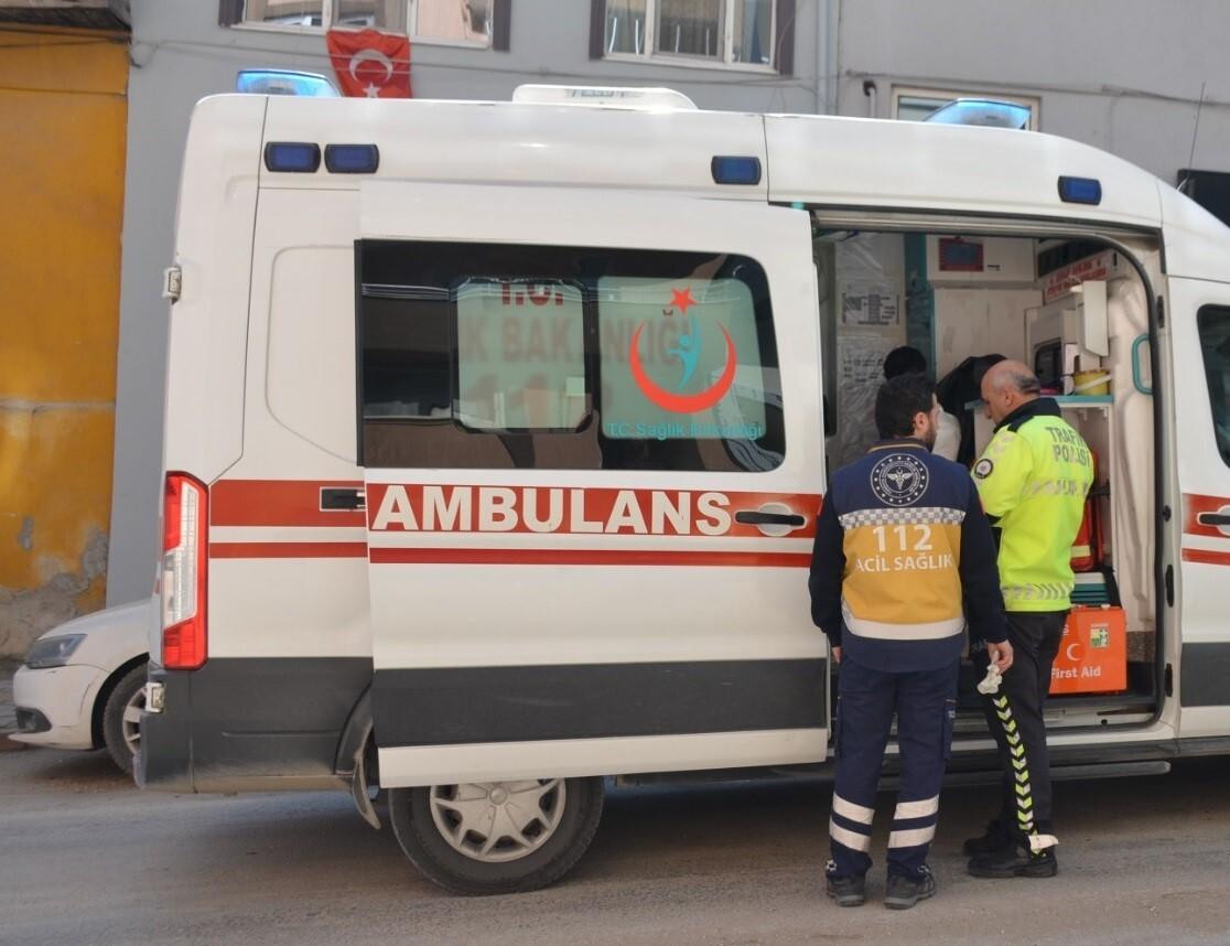 Seyir halinde devrilen motosiklet sürücüsü yaralandı