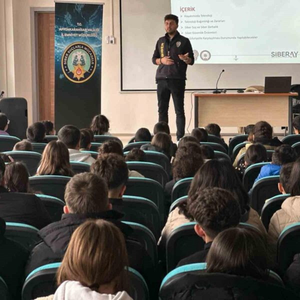 Siberay programı kapsamında öğrencilere güvenli internet kullanımı eğitimi veriliyor.-1