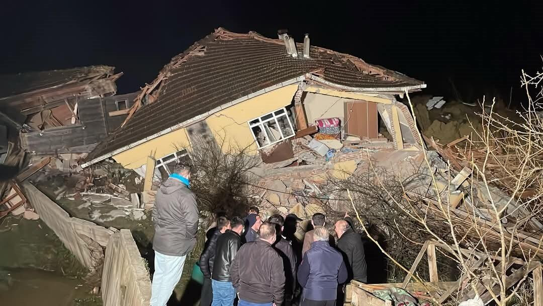 Sinop’un Türkeli ilçesinde heyelan: 3 ev yıkıldı, 1 kız çocuğu hastaneye kaldırıldı