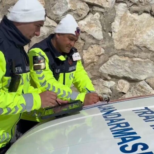 Sivil jandarma personeli minibüs içinde trafik denetimi yapıyor.-1