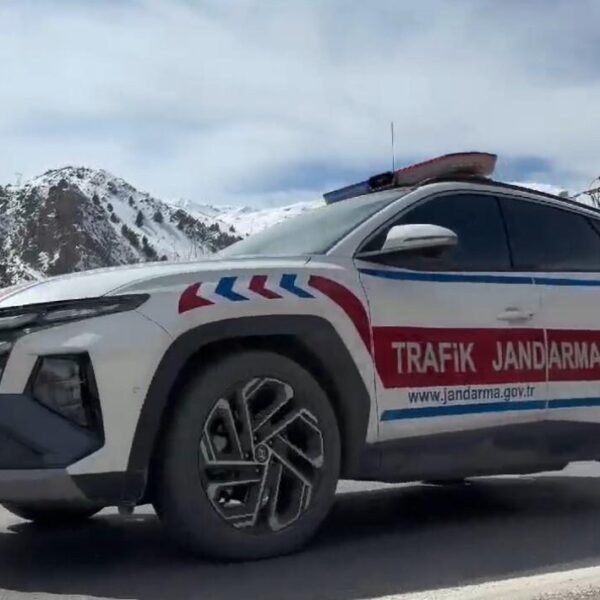 Sivil jandarma personeli minibüs içinde trafik denetimi yapıyor.-5