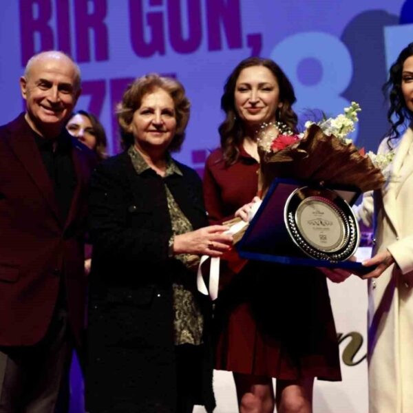 Siyaset Bilimci Dr. Ayşe Kaşıkırık ve İletişim Uzmanı Leyla Peker, Büyükçekmece'de 'Kadının Sesi' panelinde konuşuyor.-4