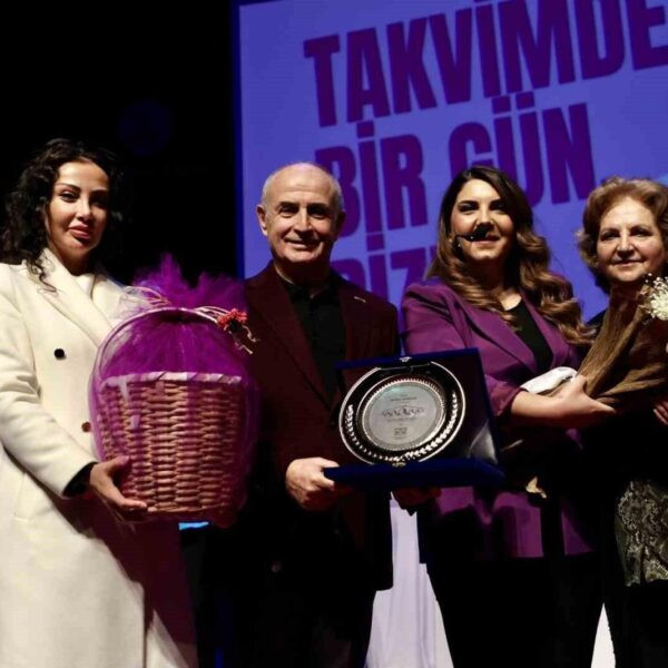 Siyaset Bilimci Dr. Ayşe Kaşıkırık ve İletişim Uzmanı Leyla Peker, Büyükçekmece'de 'Kadının Sesi' panelinde konuşuyor.-6