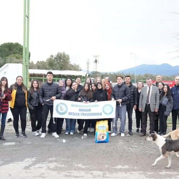 Sokak hayvanlarını besleyen öğrenciler-1