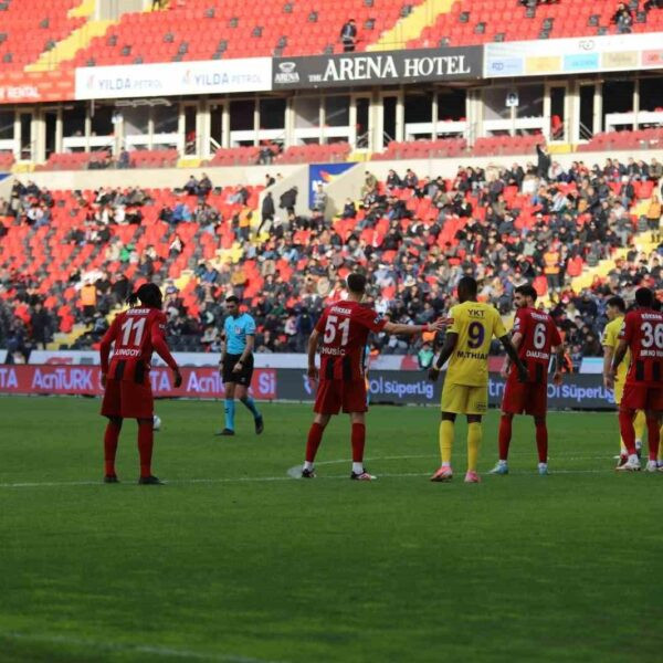 Süper Lig maçının ilk yarısı-8