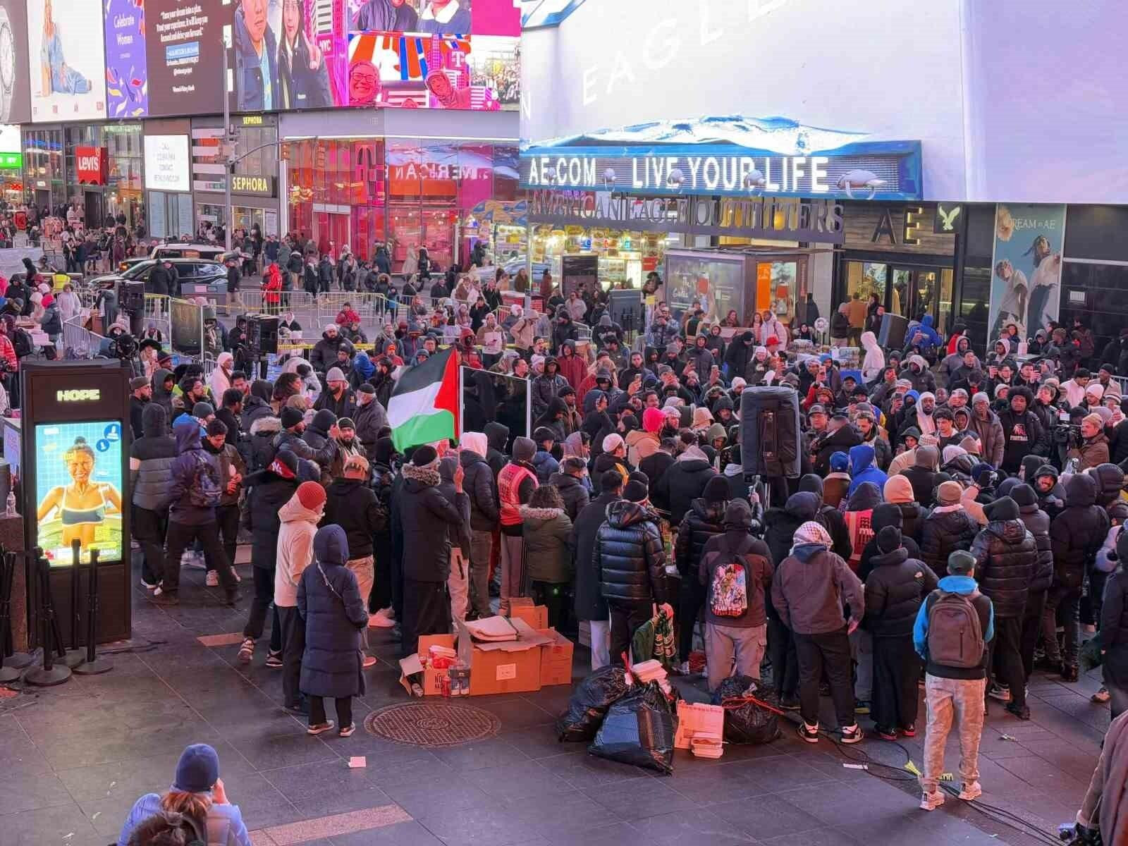 Times Meydanı’nda Ramazan Iftar ve Teravih Namazı