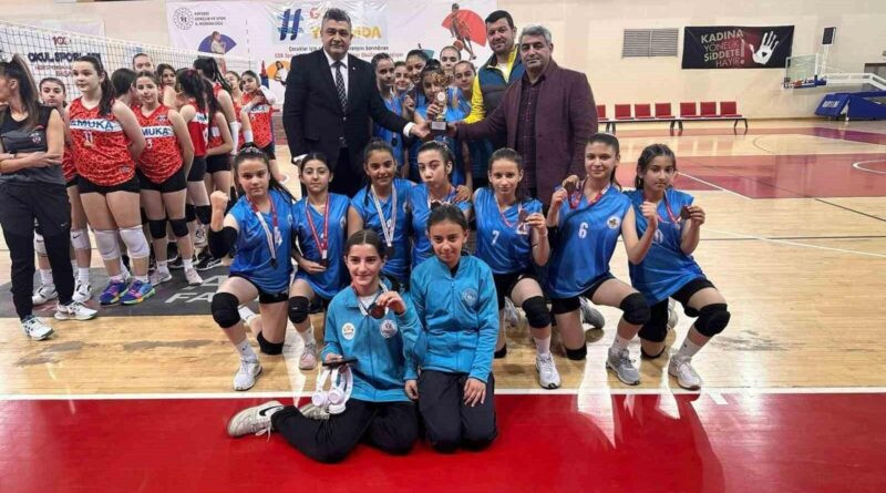 Tomarza Belediyespor Kız Voleybol Takımı Kayseri'de Başarılıyla Finalde 1