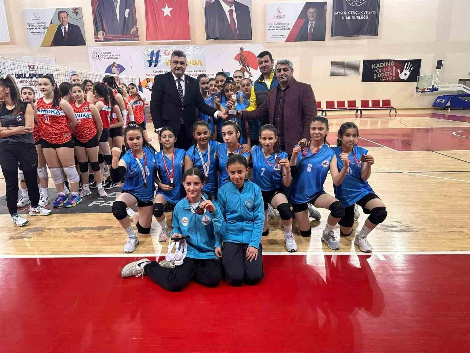 Tomarza Belediyespor Kız Voleybol Takımı Kayseri’de Başarılıyla Finalde