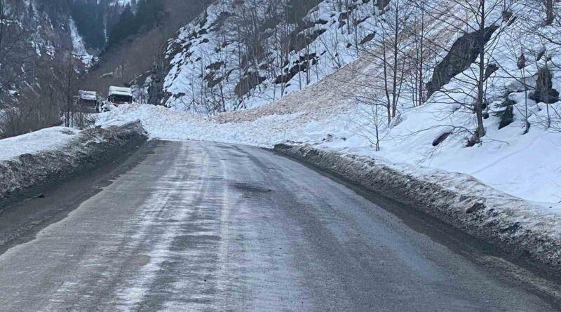 Trabzon-Bayburt Karayolu'nda Çığ Sonrası 2 Saat Kapalı Kaldı 1