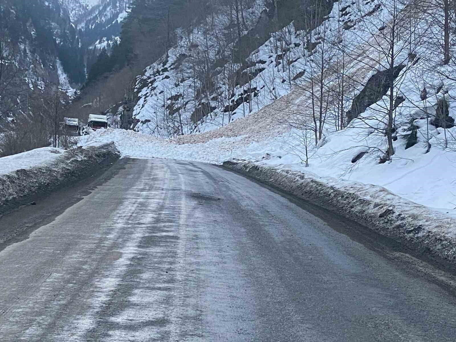 Trabzon-Bayburt Karayolu’nda Çığ Sonrası 2 Saat Kapalı Kaldı