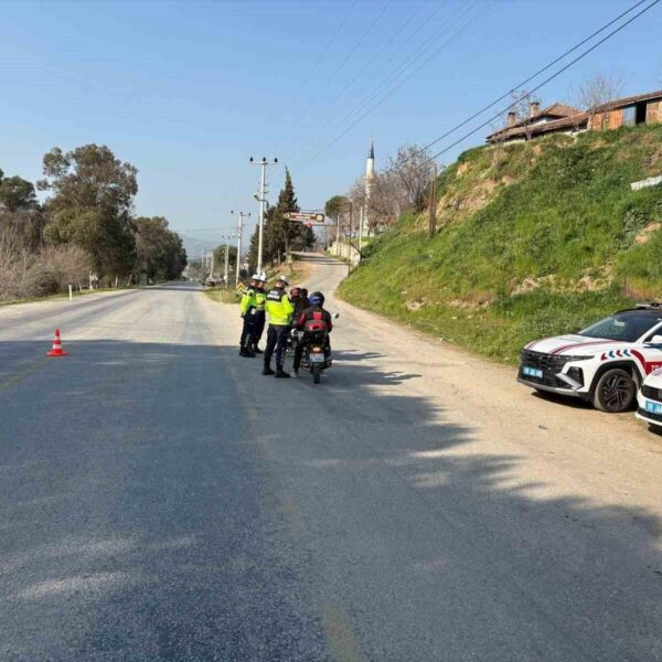 Trafik denetimi sırasında jandarma ekipleri-1