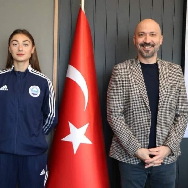 Tuana Akgün, Türkiye Çoklu Branşlar Salon Şampiyonası'nda ikincilik kürsüsünde.-1