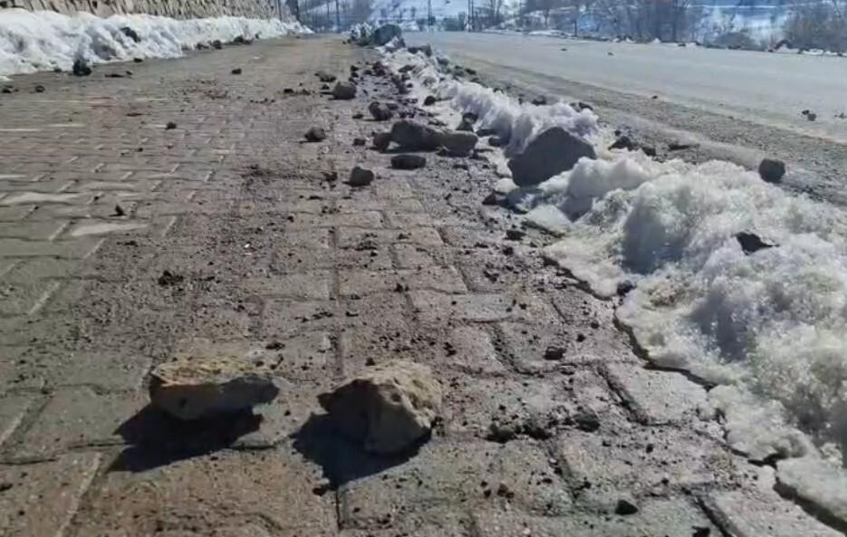 Tunceli’nin Pülümür İlçesinde Taş Kaya Düşmeleri Tehlike Oluşturuyor