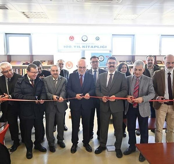 Türk Tarih Kurumu Başkanı Yardımcısı Doç. Dr. Yunus Pustu, Uşak Üniversitesi Rektörü Prof. Dr. Ekrem Savaş'la birlikte kitaplığın açılış töreninde-1