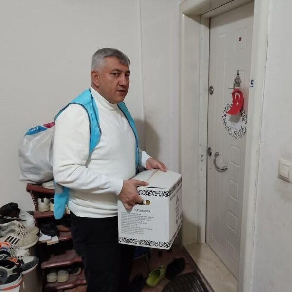Üniversite öğrencilerinin Ramazan koli dağıtımı-1