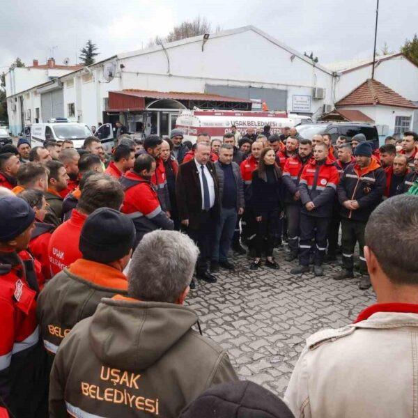 Uşak Belediye Başkanı Özkan Yalım yeni çöp kamyonlarını tanıttı.-1