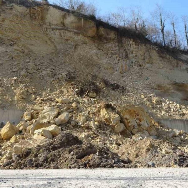 Vatandaşlar heyelan nedeniyle ulaşımda zorluk yaşıyor-3