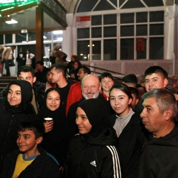 Vatandaşlar Kocasinan Belediyesi'nin Ramazan ayı tatlı ikramından faydalanıyor.-2