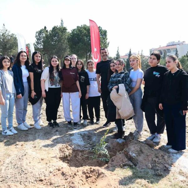 Vatandaşlar ve sivil toplum kuruluşları katledilen kadınların anısına zeytin fidanı dikerek etkinliğe destek veriyor-2