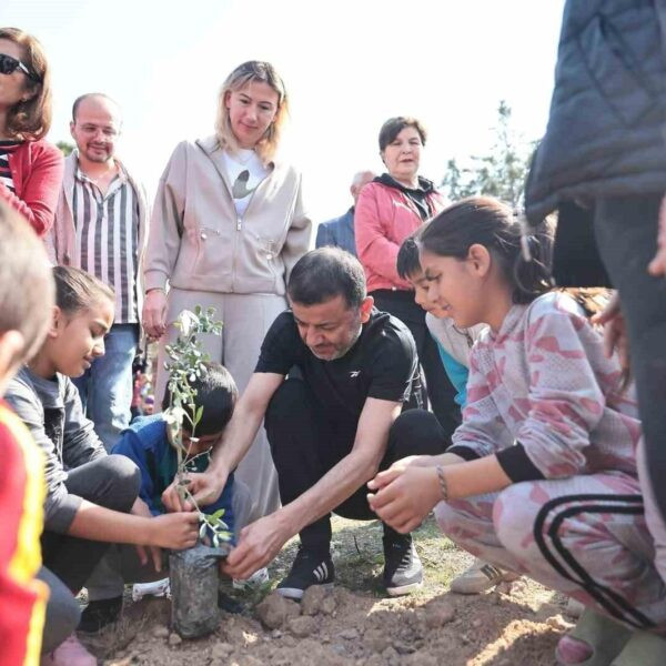 Vatandaşlar ve sivil toplum kuruluşları katledilen kadınların anısına zeytin fidanı dikerek etkinliğe destek veriyor-4