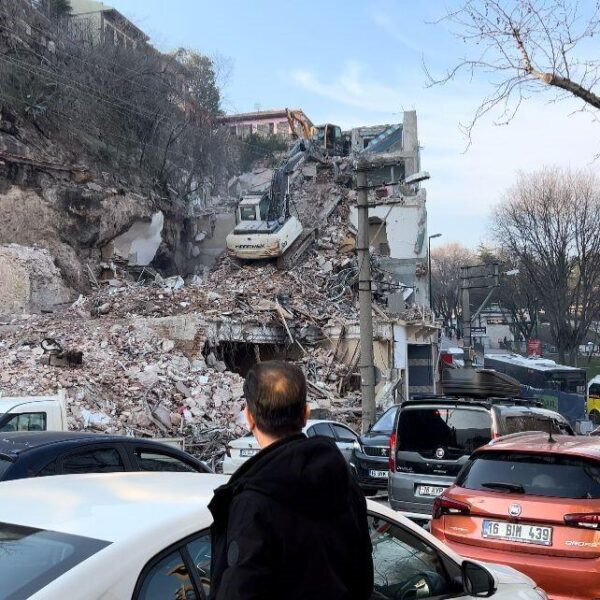 Vatandaşların yıkım çalışmasını izleme anı-2