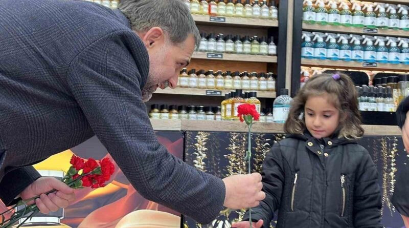 Yakutiye Belediye Başkanı Mahmut Uçar Dünya Kadınlar Günü Vesilesiyle Kadınlara Karanfil Dağıttı 1