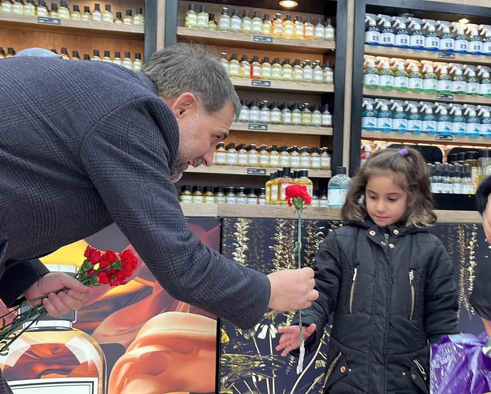 Yakutiye Belediye Başkanı Mahmut Uçar Dünya Kadınlar Günü Vesilesiyle Kadınlara Karanfil Dağıttı