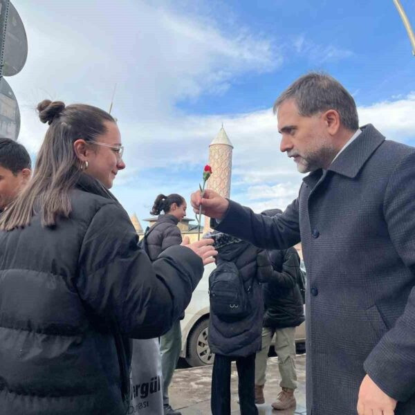 Yakutiye Belediye Başkanı Mahmut Uçar, kadınlara karanfil dağıtıyor.-1