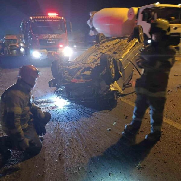 Yaralı, itfaiye ekipleri tarafından araçtan çıkarılıyor-2