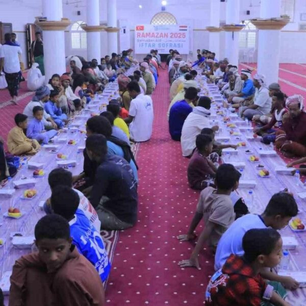 Yedi Başak İnsani Yardım Derneği'nin Ramazan kampanyası kapsamında kurduğu iftar sofrası-3