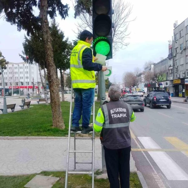 Yeşil hilal logosu ile süslenmiş trafik lambası-1