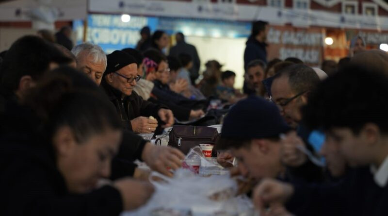 Yunusemre Belediyesi, Vatandaşları ile Ramazan Iftarı'nda Bir Araya Geldi 1