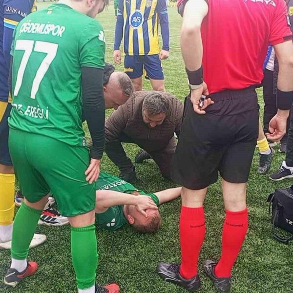 Zonguldak'ta amatör futbol maçında futbolcunun yere yığıldığı an-1