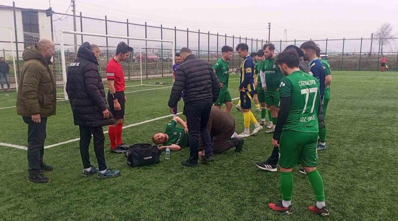 Zonguldak'ta Amatör Maçta Futbolcu Ölümle Yaşam Arasına Düştü, Sahada İlk Müdahale Sağlık Görevlisi Tarafından Yapıldı 1