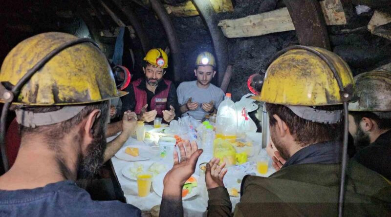 Zonguldak'ta Maden İşçileri Yer Altında İlk Sahuru 9