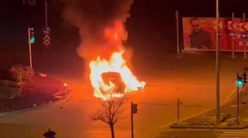 Ankara'da otomobil alev alev yandı 1
