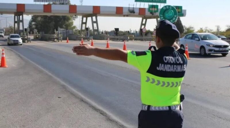 Aydın'da otoyol trafik jandarması denetimlerini sürdürüyor 1